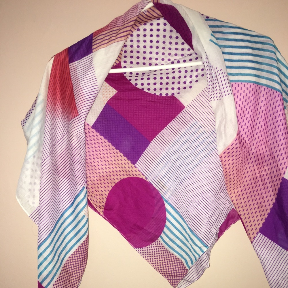 Patterned square scarf - Picture 4 of 5